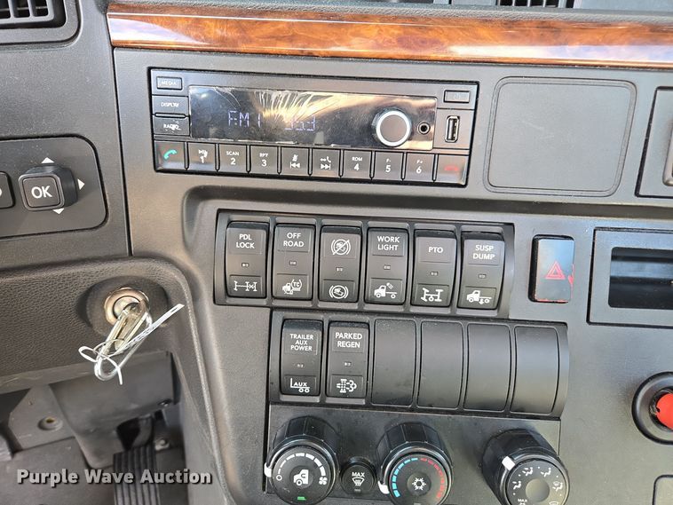 image for item EI4134 2021 International LT625 semi truck