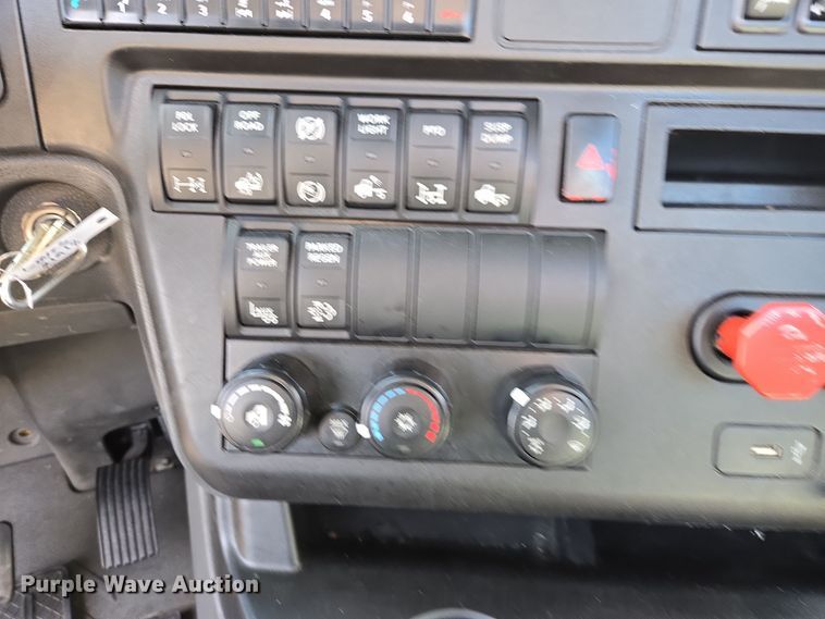 image for item EI4134 2021 International LT625 semi truck