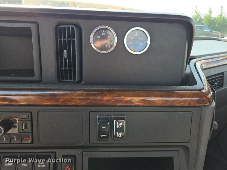 image for item EI4134 2021 International LT625 semi truck