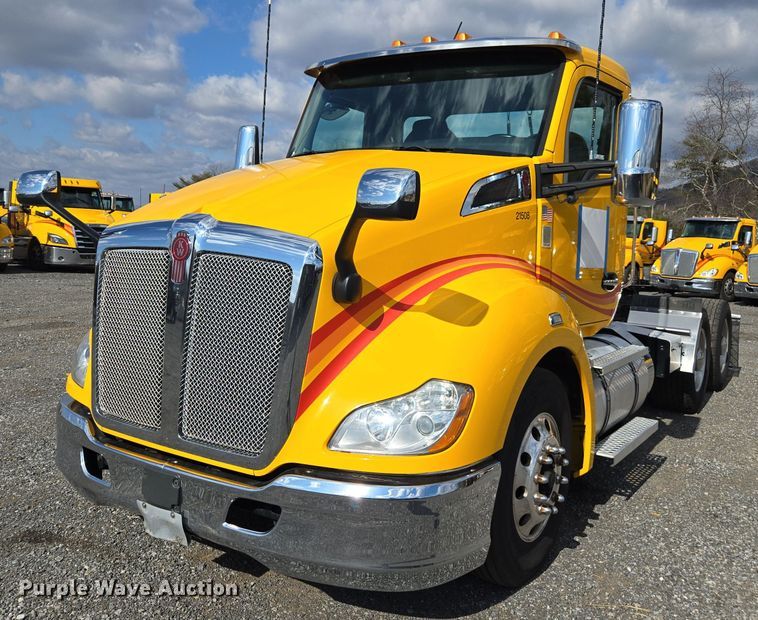 image for item EI4135 2021 Kenworth T680 semi truck