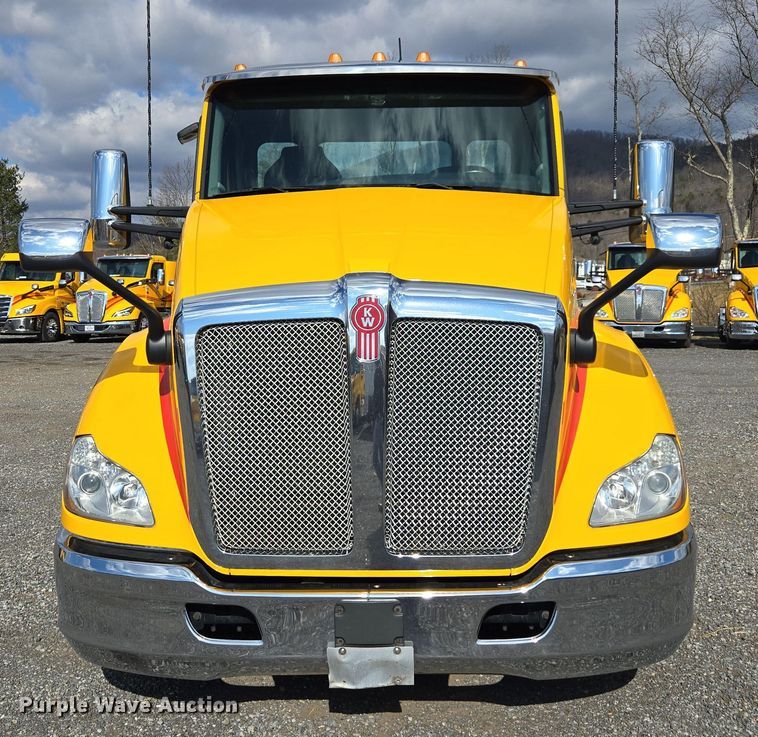 image for item EI4135 2021 Kenworth T680 semi truck