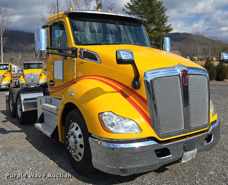 image for item EI4135 2021 Kenworth T680 semi truck