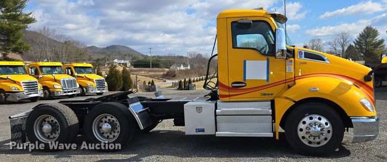 image for item EI4135 2021 Kenworth T680 semi truck