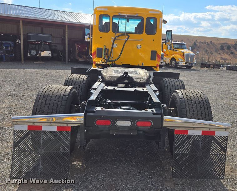 image for item EI4135 2021 Kenworth T680 semi truck