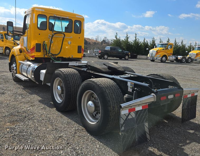 image for item EI4135 2021 Kenworth T680 semi truck