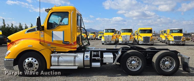 image for item EI4135 2021 Kenworth T680 semi truck