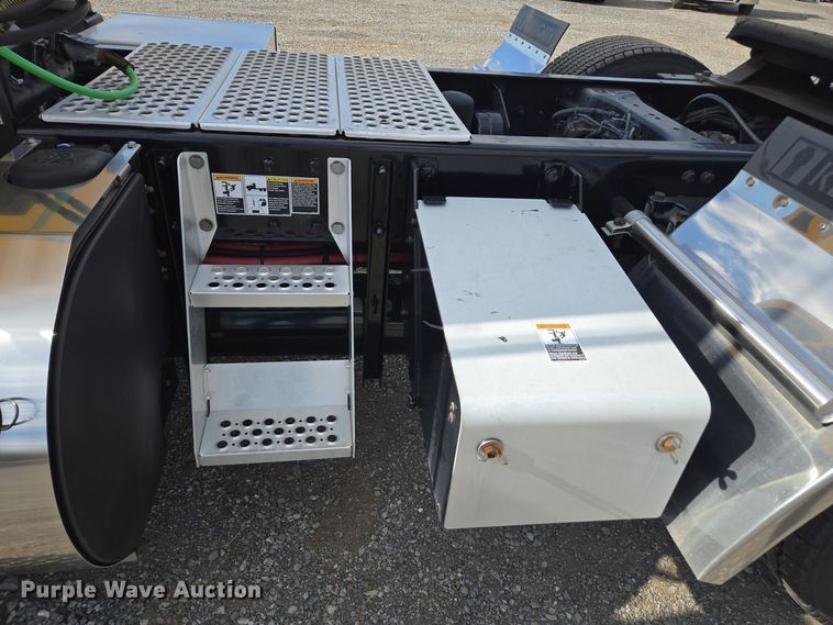 image for item EI4135 2021 Kenworth T680 semi truck