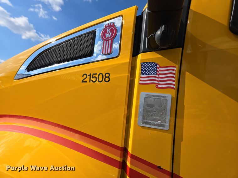 image for item EI4135 2021 Kenworth T680 semi truck