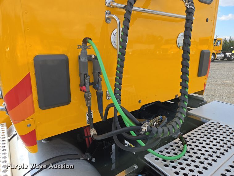 image for item EI4135 2021 Kenworth T680 semi truck