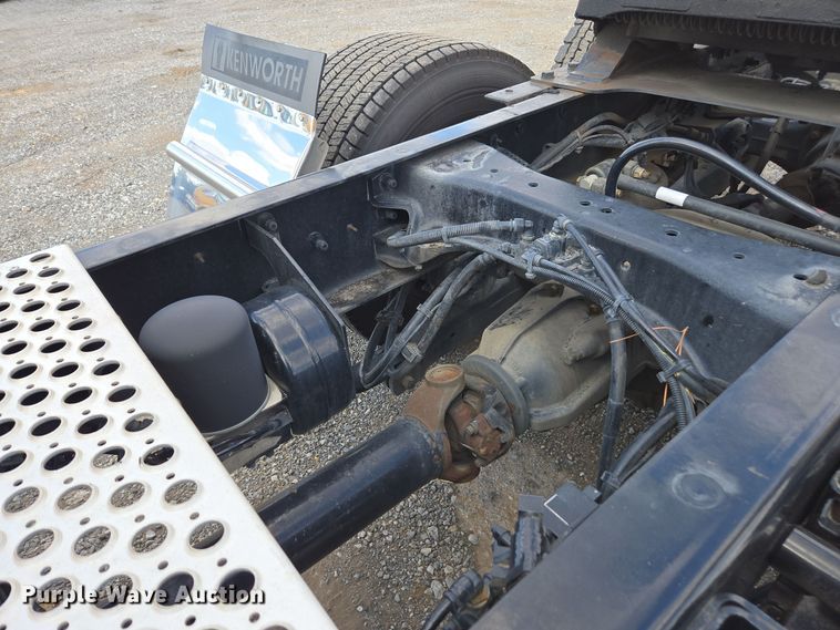 image for item EI4135 2021 Kenworth T680 semi truck