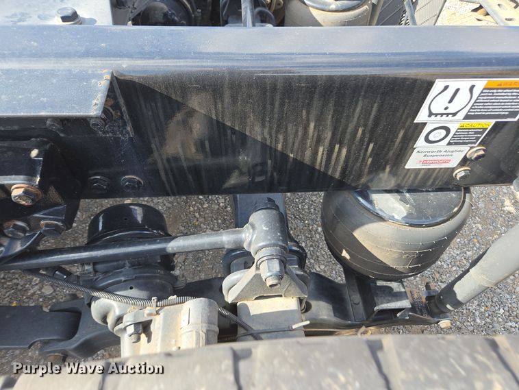 image for item EI4135 2021 Kenworth T680 semi truck