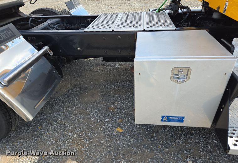 image for item EI4135 2021 Kenworth T680 semi truck