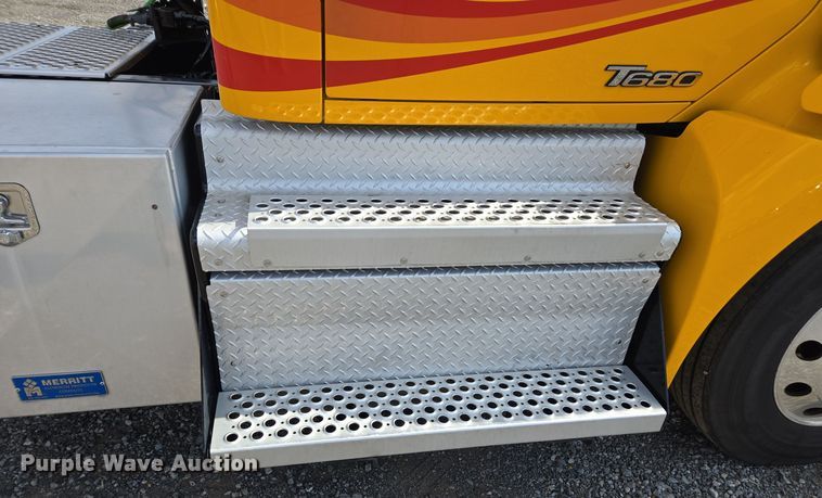 image for item EI4135 2021 Kenworth T680 semi truck