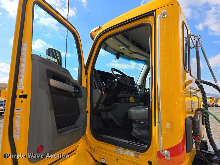 image for item EI4135 2021 Kenworth T680 semi truck