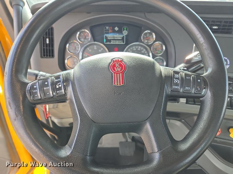 image for item EI4135 2021 Kenworth T680 semi truck