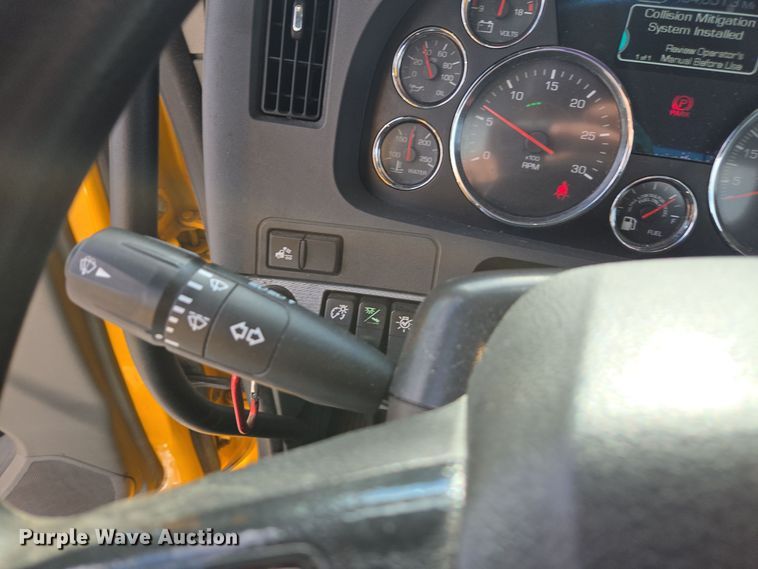 image for item EI4135 2021 Kenworth T680 semi truck