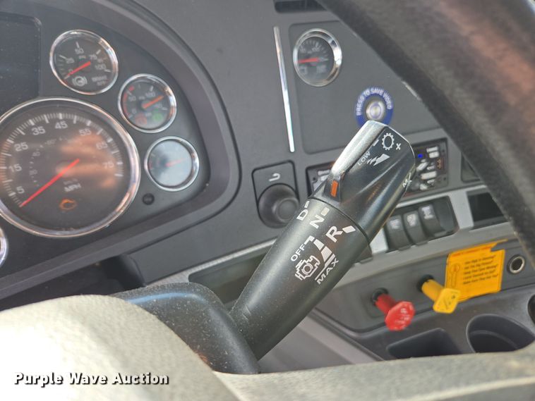 image for item EI4135 2021 Kenworth T680 semi truck