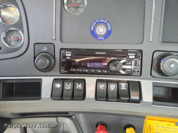 image for item EI4135 2021 Kenworth T680 semi truck