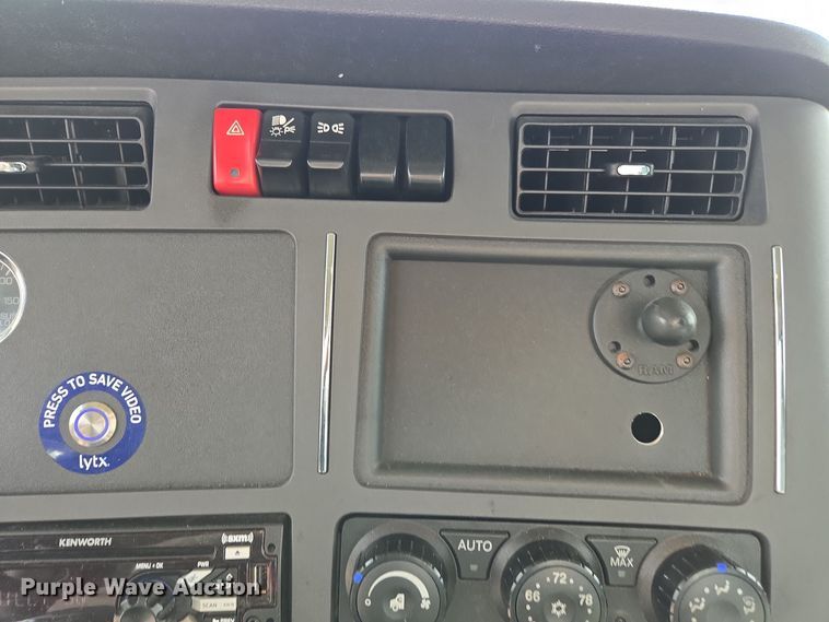 image for item EI4135 2021 Kenworth T680 semi truck