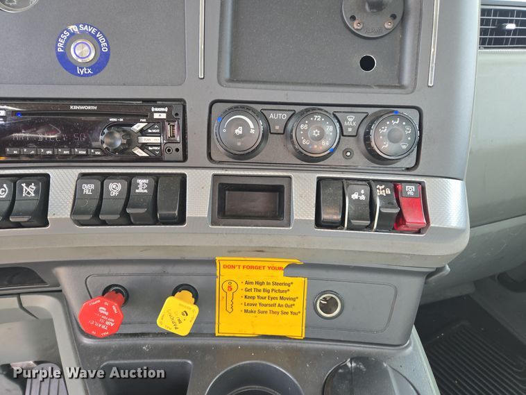 image for item EI4135 2021 Kenworth T680 semi truck