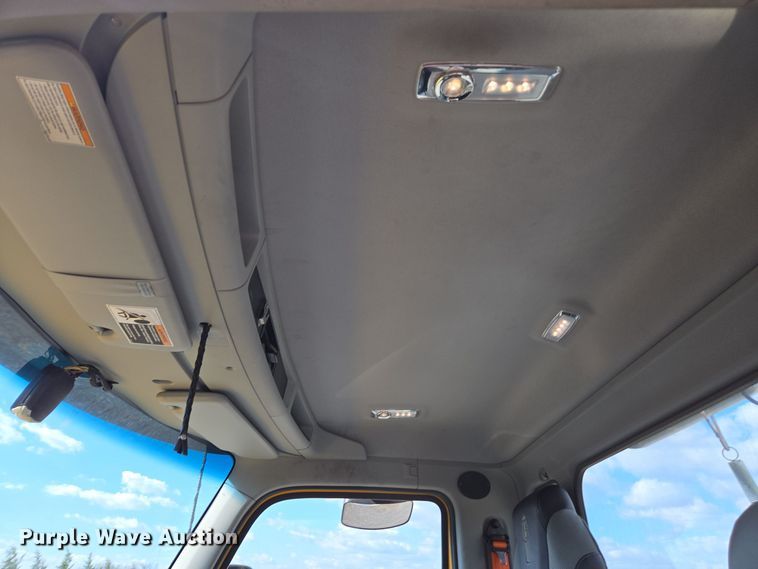 image for item EI4135 2021 Kenworth T680 semi truck