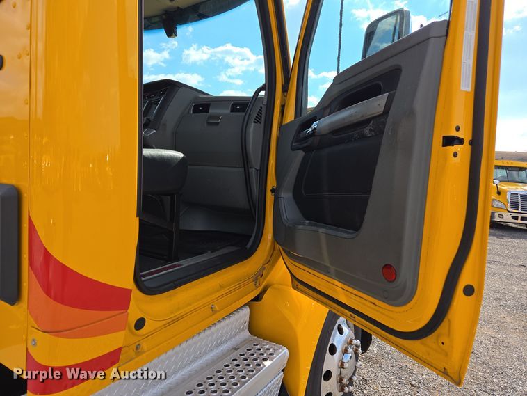 image for item EI4135 2021 Kenworth T680 semi truck