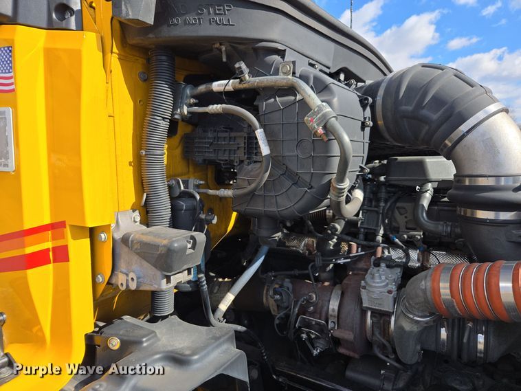 image for item EI4135 2021 Kenworth T680 semi truck