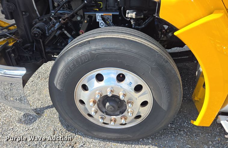 image for item EI4135 2021 Kenworth T680 semi truck