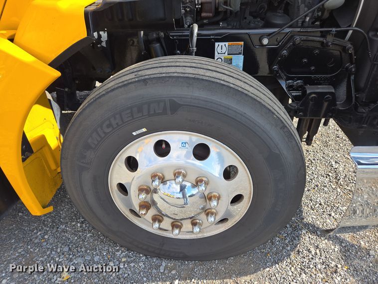 image for item EI4135 2021 Kenworth T680 semi truck