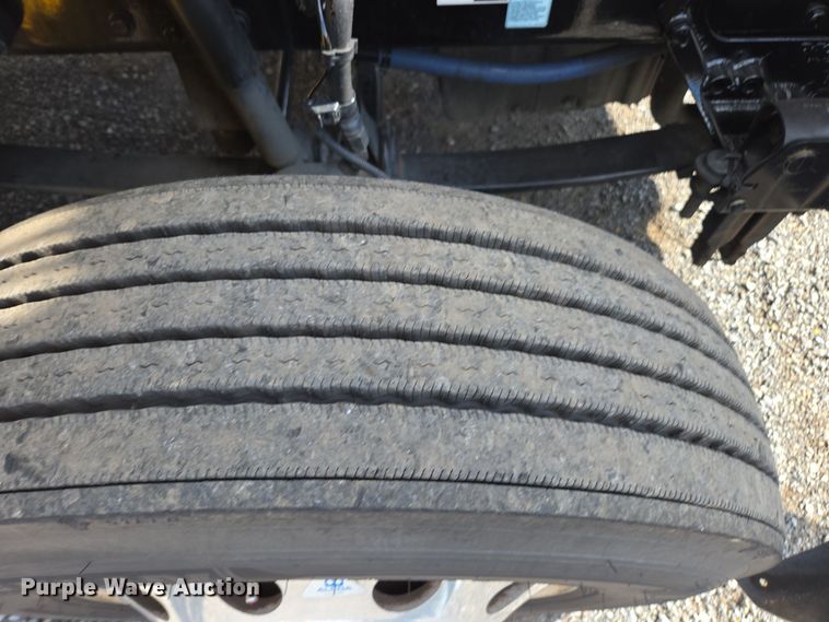 image for item EI4135 2021 Kenworth T680 semi truck