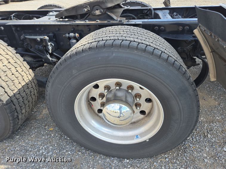 image for item EI4135 2021 Kenworth T680 semi truck