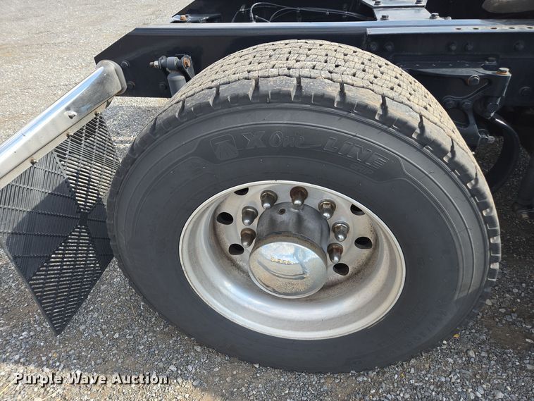 image for item EI4135 2021 Kenworth T680 semi truck