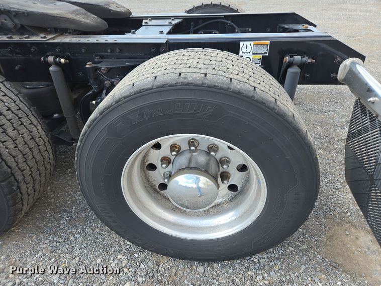 image for item EI4135 2021 Kenworth T680 semi truck