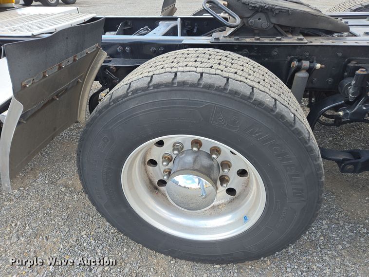 image for item EI4135 2021 Kenworth T680 semi truck