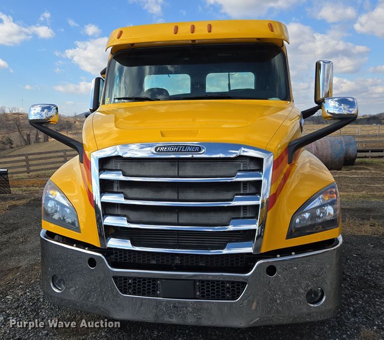 image for item EI4136 2020 Freightliner Cascadia semi truck