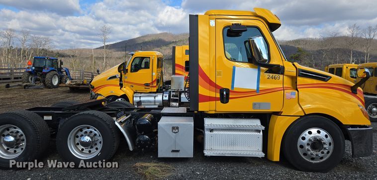 image for item EI4136 2020 Freightliner Cascadia semi truck