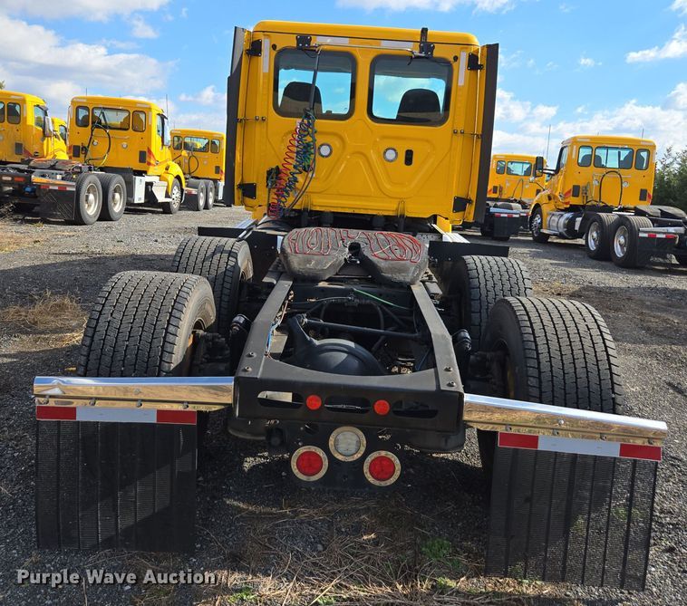 image for item EI4136 2020 Freightliner Cascadia semi truck