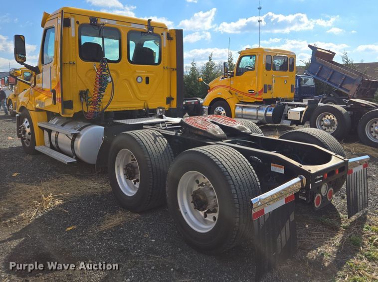 image for item EI4136 2020 Freightliner Cascadia semi truck