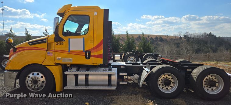 image for item EI4136 2020 Freightliner Cascadia semi truck