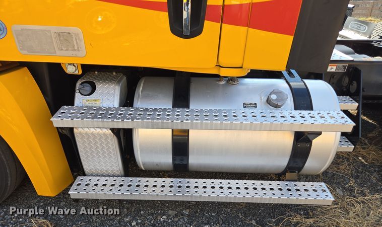 image for item EI4136 2020 Freightliner Cascadia semi truck