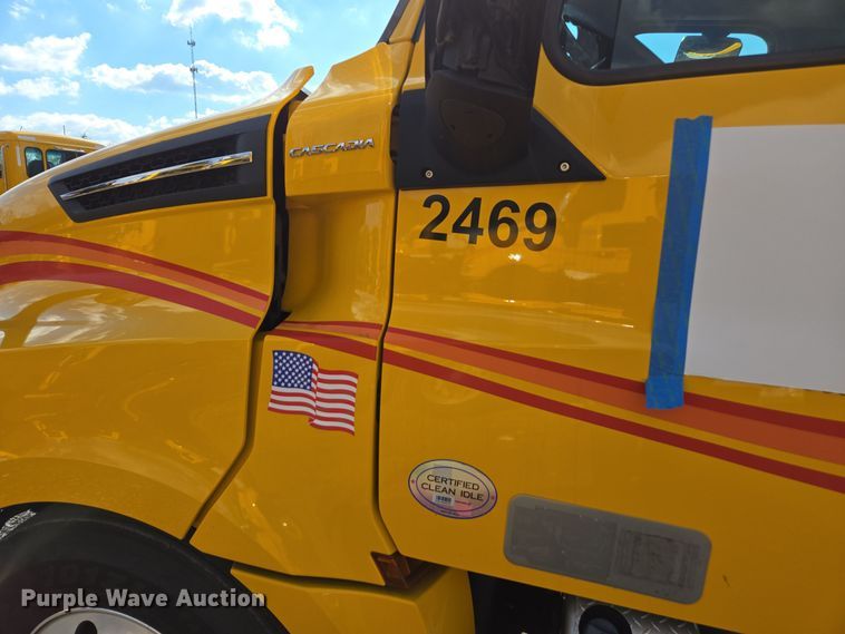 image for item EI4136 2020 Freightliner Cascadia semi truck