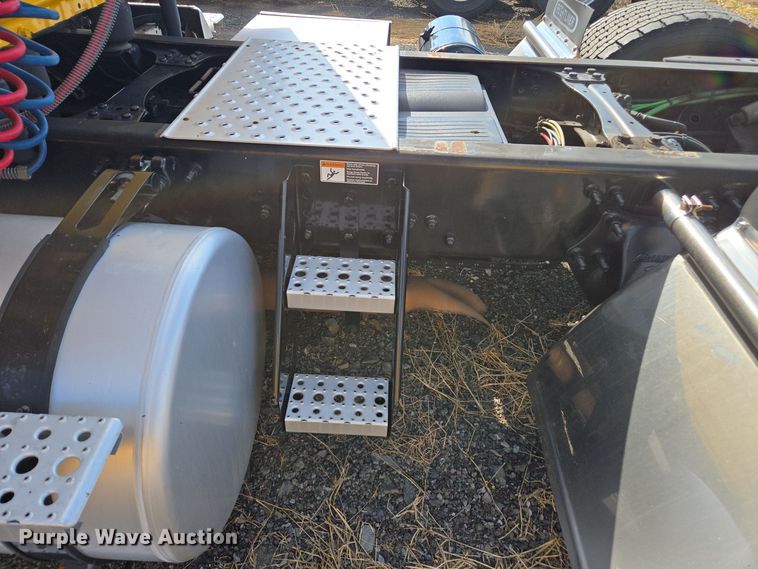 image for item EI4136 2020 Freightliner Cascadia semi truck