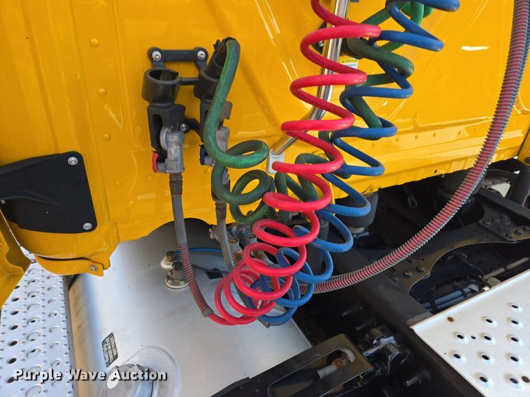 image for item EI4136 2020 Freightliner Cascadia semi truck