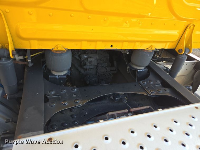 image for item EI4136 2020 Freightliner Cascadia semi truck