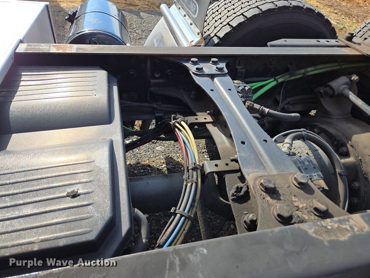 image for item EI4136 2020 Freightliner Cascadia semi truck