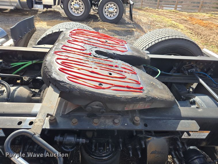 image for item EI4136 2020 Freightliner Cascadia semi truck