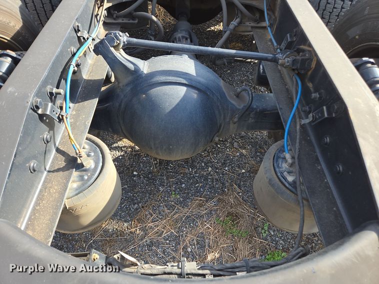 image for item EI4136 2020 Freightliner Cascadia semi truck