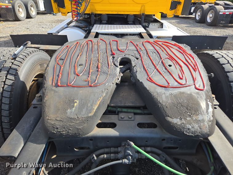 image for item EI4136 2020 Freightliner Cascadia semi truck