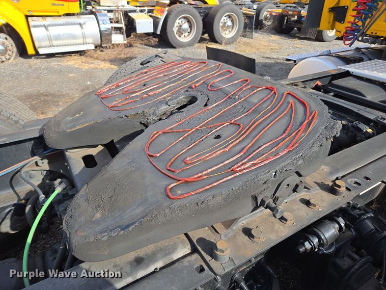 image for item EI4136 2020 Freightliner Cascadia semi truck