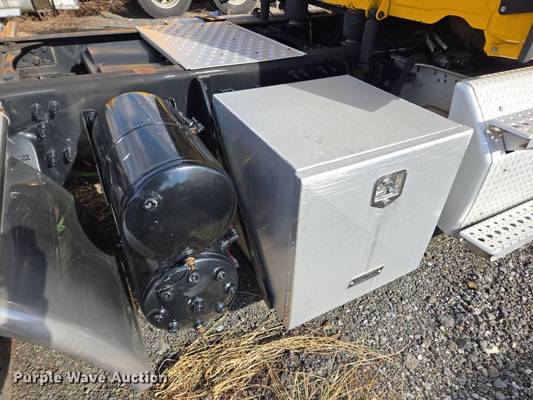 image for item EI4136 2020 Freightliner Cascadia semi truck